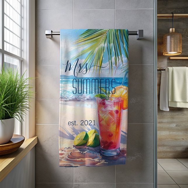 Frau Newlywed Bride Monogram Cocktail Seascape Strandtuch (Von Creator hochgeladen)