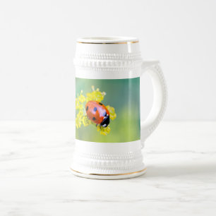 Frau oben bierglas