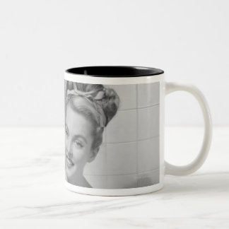 Frau oben eingewickelt zweifarbige tasse