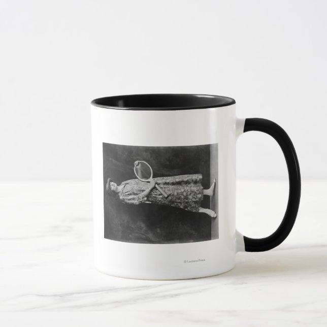 Frau Posing mit Tennis-Racket-Fotografie Tasse (Rechts)