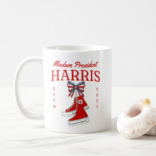 Frau Präsidentin Harris 2024 Sneaker Meme Kaffeetasse