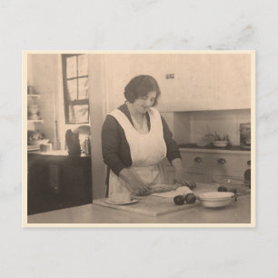 Frau rollt Teig in einer vintage Küche Postkarte