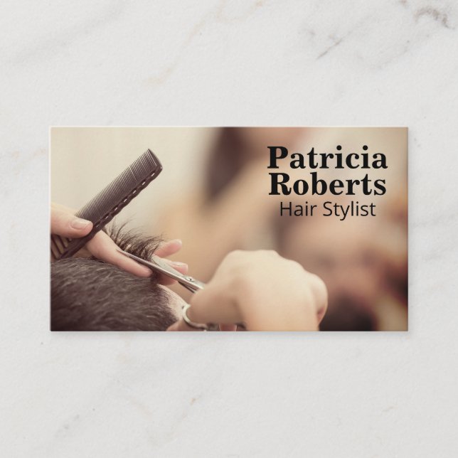 Frau schneidet Haare | Hair Stylist Terminkarte (Vorderseite)