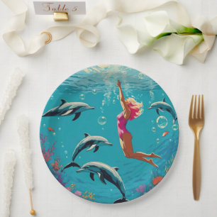 Frau schwimmt unter Wasser mit Delfinen Pappteller