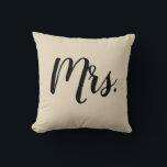 Frau Script Bedroom Wedding Pillow Kissen<br><div class="desc">Unser Drehkissen "Mrs." ist das perfekte Geschenk für frische Weds.</div>