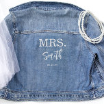 Frau Script Bridal Custom Jean Wedding Jeansjacke<br><div class="desc">Feiern Sie und machen Sie eine Erklärung mit dieser prächtigen Bridal Custom Denim Jacke! Machen Sie wunderschöne Erinnerungen mit schönen Fotoshootings nach der Zeremonie! Personalisiert mit Nachname und Datum. Passende Brautparty-Jackets mit Textabschnitten,  sodass Sie ihren Namen und ihren Party-Titel hinzufügen können,  ist ebenfalls verfügbar.</div>