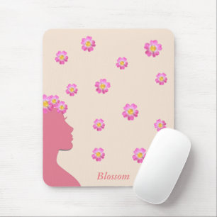 Frau Silhouette, rosa Blumen und Text auf Beige Mousepad
