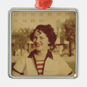 Frau sitzt draußen silbernes ornament