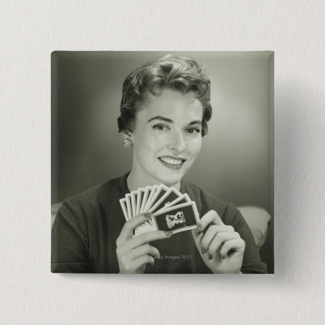 Frau spielt Karten Button (Vorderseite)