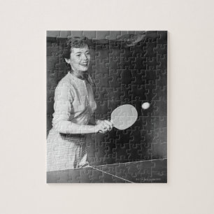Frau spielt Tischtennis