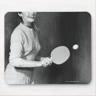 Frau spielt Tischtennis Mousepad