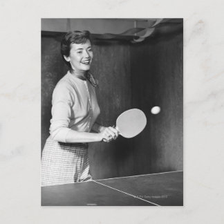 Frau spielt Tischtennis Postkarte