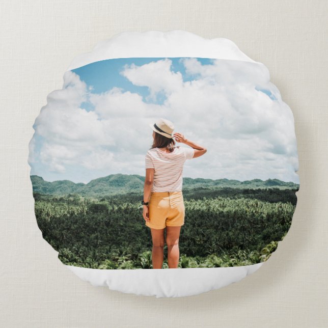 Frau stehend in Baumnähe Rundes Kissen (Vorderseite)