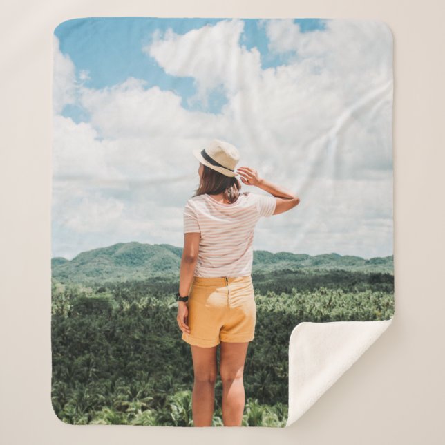 Frau stehend in Baumnähe Sherpadecke (Vorderseite)