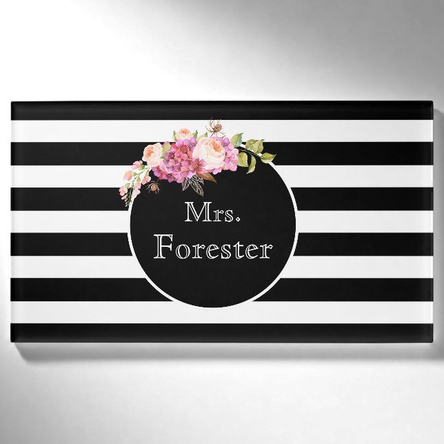 Frau Surname Black & White Streifen und Blume Namenschild (Vorderseite)