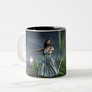 Frau tanzt am Meer Zweifarbige Tasse