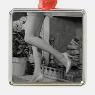Frau tanzt silbernes ornament