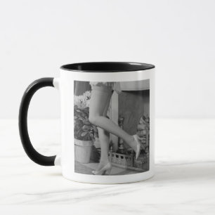 Frau tanzt tasse