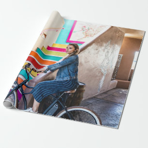 Frau trägt blaue Denim-Jacke und kurze Hosen  Geschenkpapier