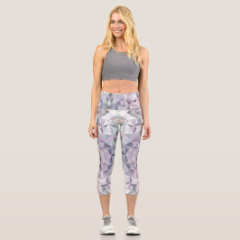 Frau trägt geometrische Leggings mit einem pastell