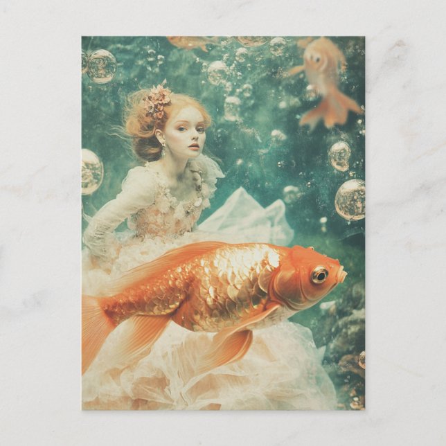 Frau trägt Kleid mit Goldfish Fantasy Schwimmen Postkarte (Vorderseite)