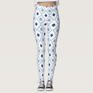 Frau trägt weiße Leggings mit blauem geometrischen