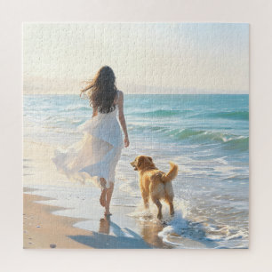 Frau und Hund beim Spaziergang am Strand bei Sonne
