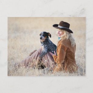Frau und Hund im Feld Postkarte