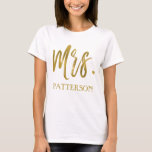 Frau und Nachname Gold Foil Typografy Shirt<br><div class="desc">Mrs. und Nachname Imitats Gold Foil Typografie T - Shirt für eine frisch verheiratete auf ihren Flitterwochen zu tragen. Dieser T - Shirt verbindet sich mit dem Mr. Nachname Silber Shirt für Männer.</div>