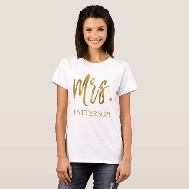 Frau und Nachname Gold Foil Typografy Shirt (Vorne ganz)