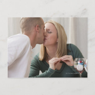 Frau unterschreibt das Wort "Kiss" in amerikanisch Postkarte