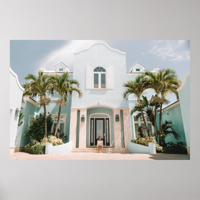 Frau vor dem Gebäude Poster (Vorne)