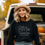 Frau White Modern Script Custom Wedding neu Sweatshirt<br><div class="desc">Modernes und lässiges,  schick weißes Kalligraphieskript "Mrs." Frauensheiratsjoggshirt mit individuellem Text,  der mit dem neuen verheirateten Nachnamen und dem festgelegten Hochzeitstermin personalisiert werden kann. Ideal für frisch gezogene Flitterwochen und darüber hinaus!</div>