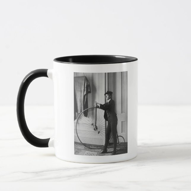 Frauen als Mann mit Fahrrad verkleidet Tasse (Links)