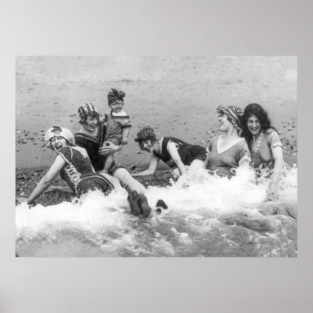 Frauen am Strand, Schwarz und Weiß, Altes Foto Vin Poster (Vorne)