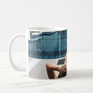 Frauen auf brauner Chaiselounge Kaffeetasse
