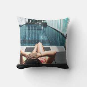 Frauen auf brauner Chaiselounge Kissen