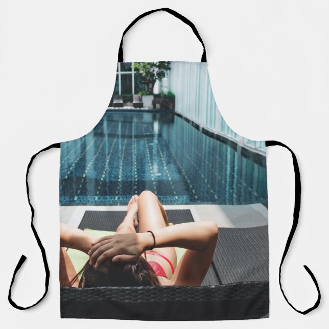 Frauen auf brauner Chaiselounge Schürze (Vorderseite)