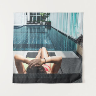 Frauen auf brauner Chaiselounge Wandteppich