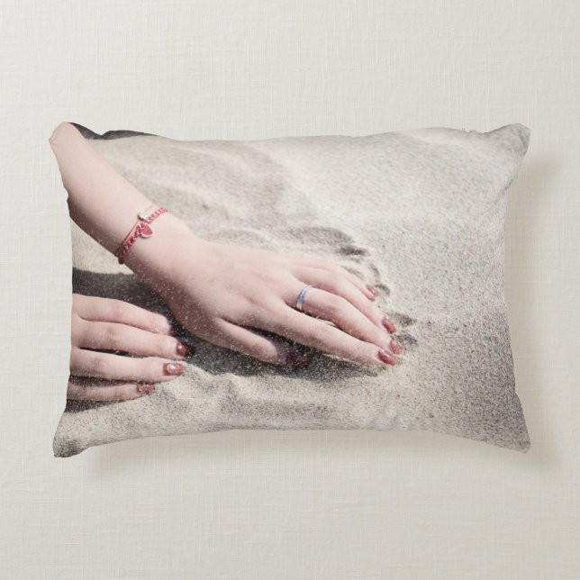 Frauen auf weißem Sand Dekokissen (Vorderseite)