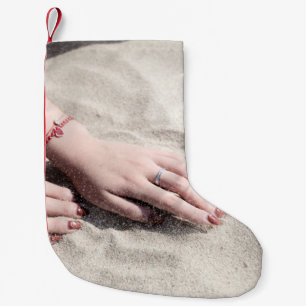 Frauen auf weißem Sand Kleiner Weihnachtsstrumpf