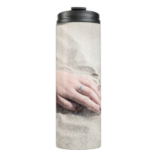 Frauen auf weißem Sand Thermosbecher