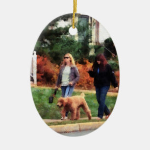 Frauen beim Spazieren mit einem Hund Keramikornament