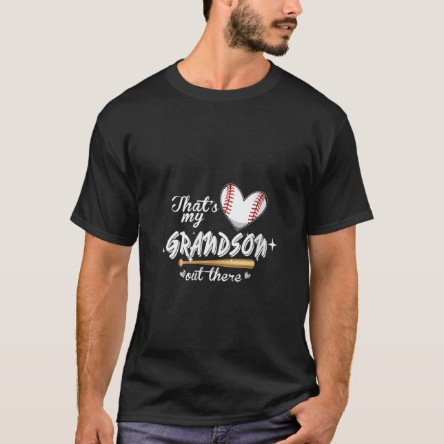 Frauen, dass mein Enkel dort Baseball-Spieler ist T-Shirt (Vorderseite)