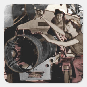 Frauen der WWII arbeiten an einem Flugzeug Quadratischer Aufkleber