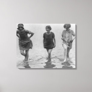 Frauen, die an der Arlington-Strand-Fotografie Leinwanddruck