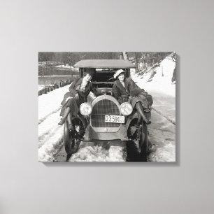 Frauen, die auf Automobile, 1920 aufwerfen Leinwanddruck