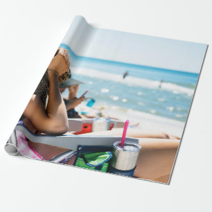 Frauen, die auf einer Sonnenliege liegen und ihr G Geschenkpapier