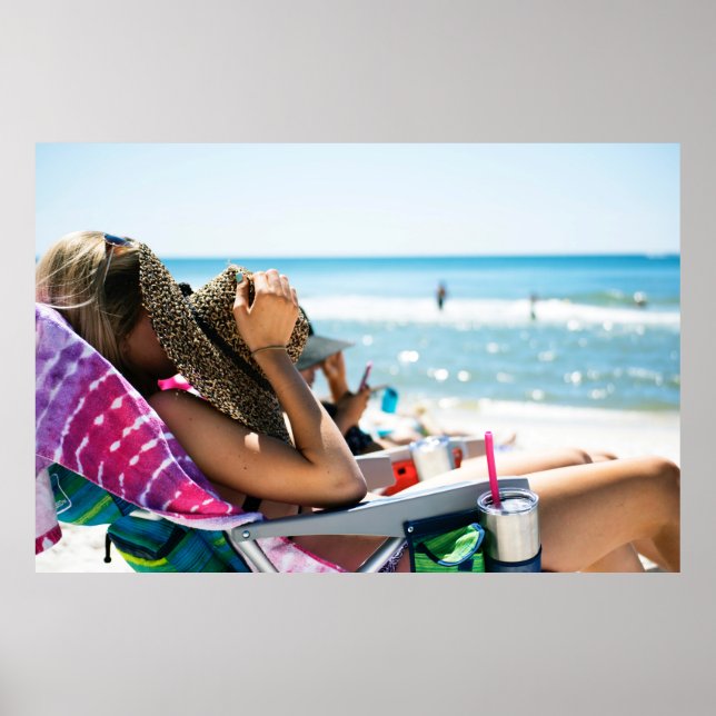 Frauen, die auf einer Sonnenliege liegen und ihr G Poster (Vorne)