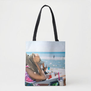 Frauen, die auf einer Sonnenliege liegen und ihr G Tasche
